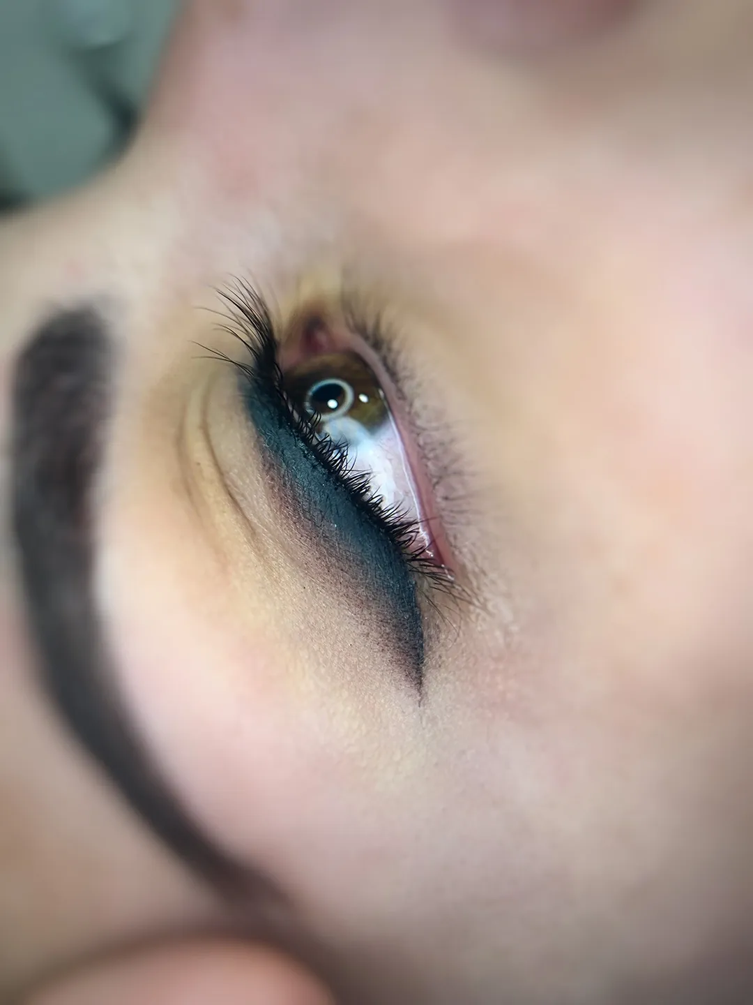 Occhio con eyeliner colorato dopo il trattamento