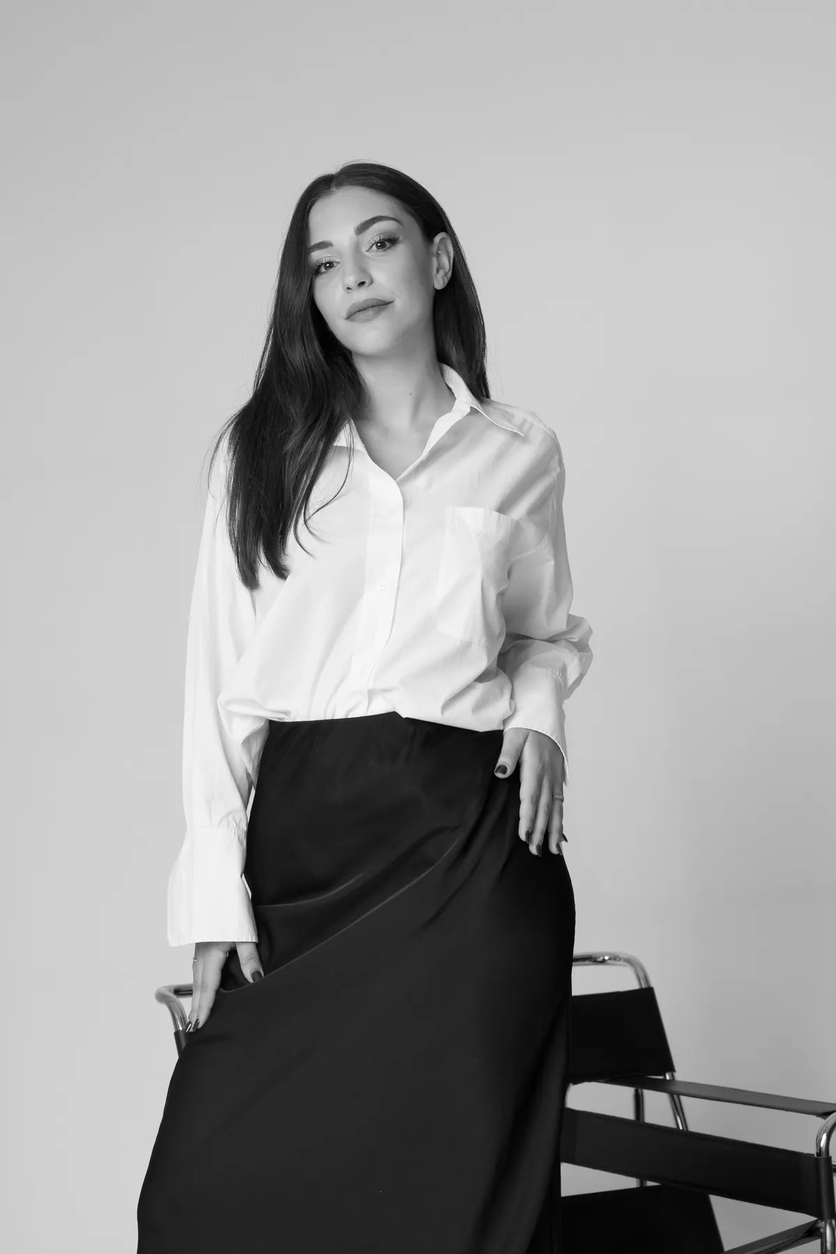Ritratto in bianco e nero di Antonella Marchiselli in camicia bianca